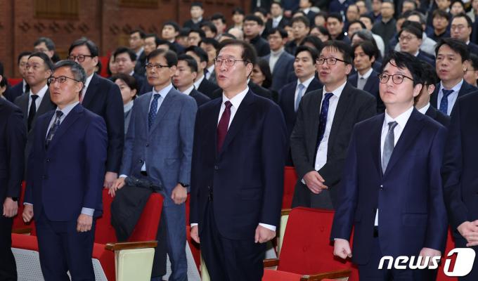 [사진] 애국가 제창하는 박성재 신임 법무부 장관