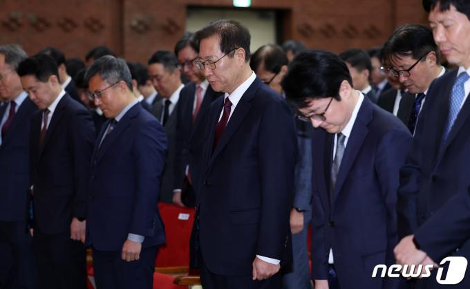 [사진] 묵념하는 박성재 법무부 장관