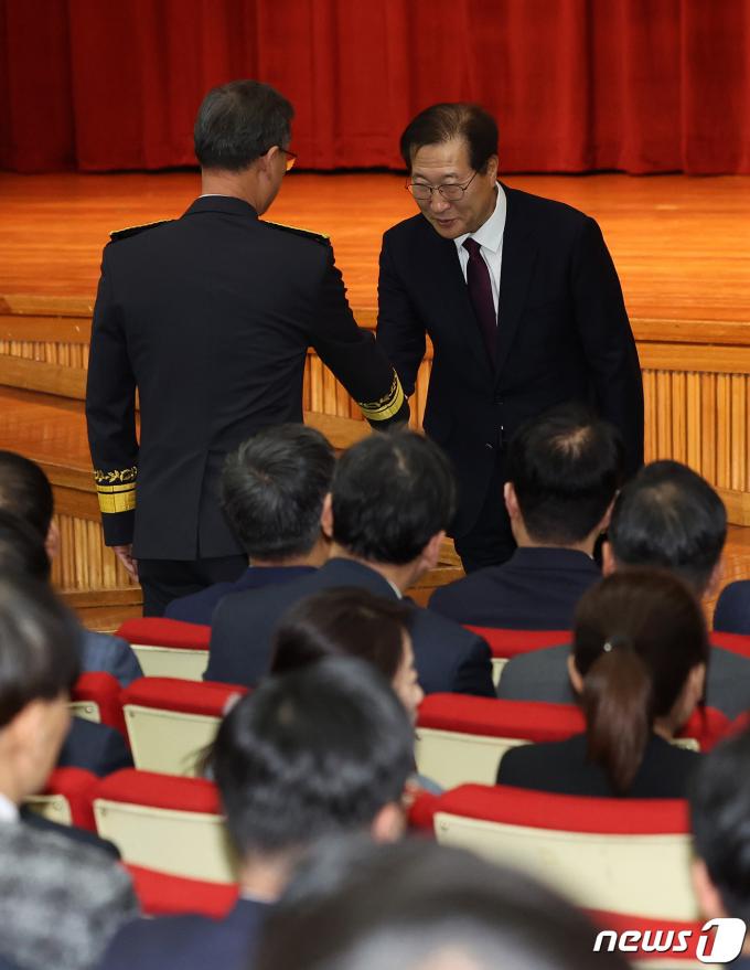 [사진] 인사하는 박성재 장관