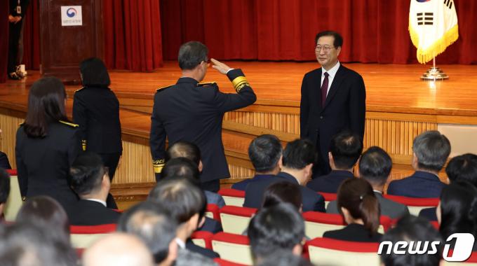 [사진] 직원들과 인사하는 박성재 장관