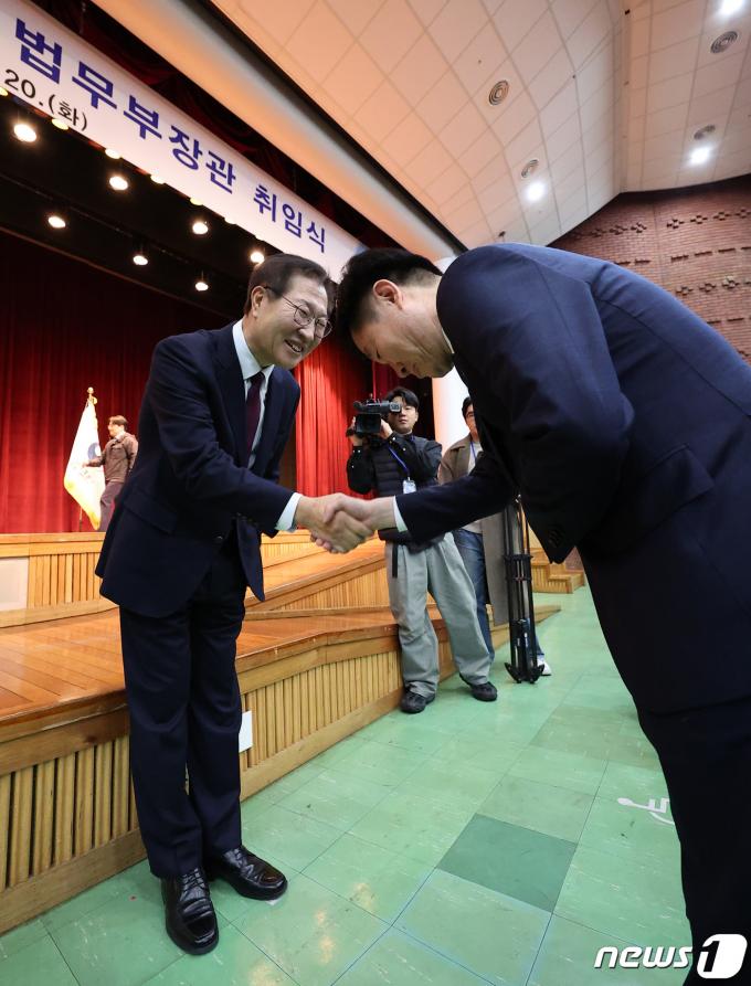 [사진] 직원들과 반갑게 인사하는 박성재 법무장관