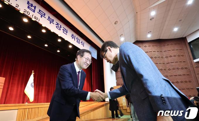 [사진] 직원들과 인사하는 박성재 법무부 장관