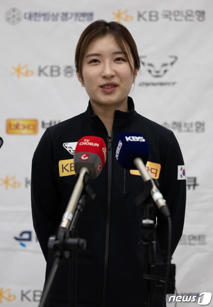 [사진] 취재진 질문에 답변하는 김길리