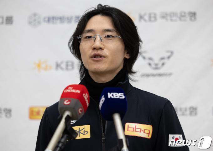 [사진] 서이라 '취재진 질문에 답변'