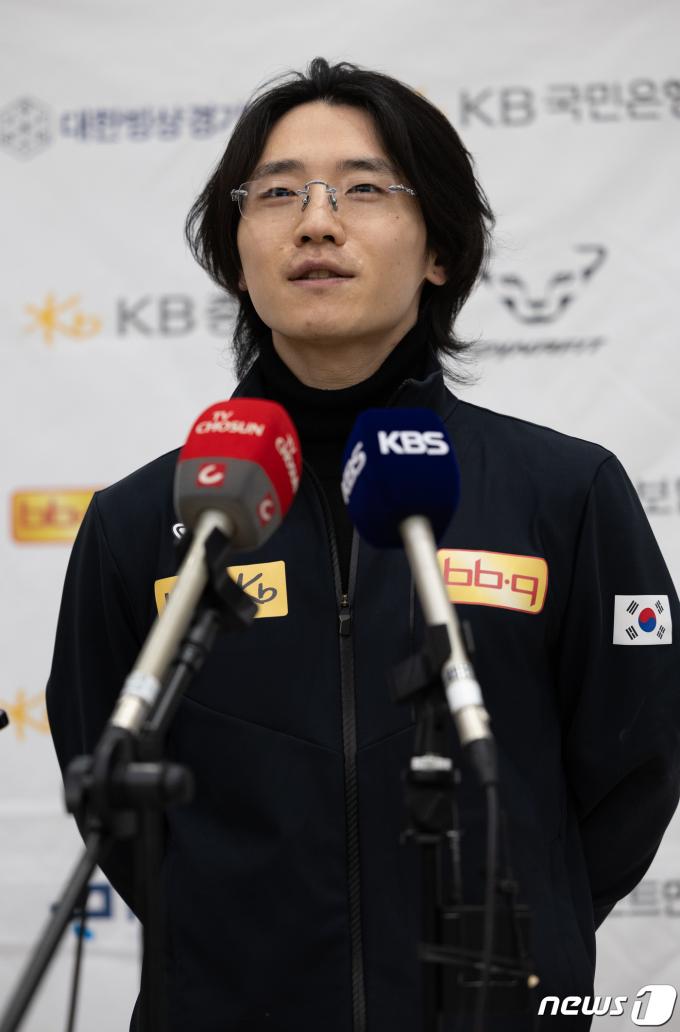 [사진] 취재진 질문에 답변하는 서이라