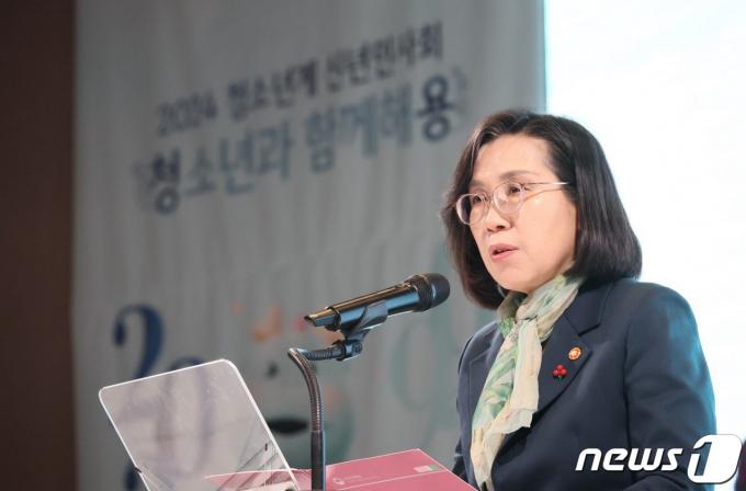 김현숙 여성가족부 장관이 25일 오후 서울 종로구 HW컨벤션센터에서 열린 '2024년 청소년계 신년 인사회'에서 인사말을 하고 있다. (여성가족부 제공) 2024.1.25/뉴스1