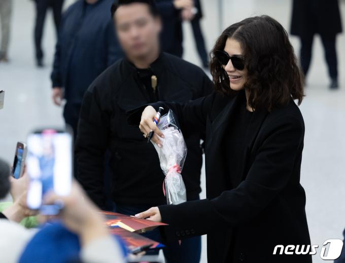[사진] 팬들과 소통하는 젠데이아