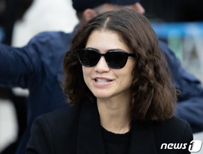 [사진] 밝은 표정으로 입국하는 젠데이아