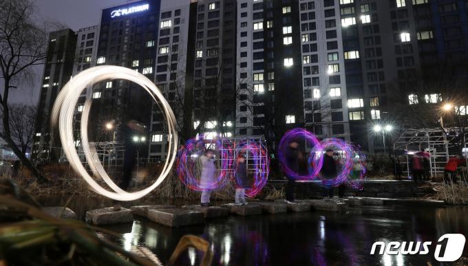 [사진] 패트평과 LED 조명 활용한 도심 쥐불놀이