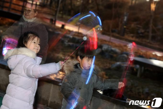 [사진] LED 조명과 패트병으로 즐기는 쥐불놀이
