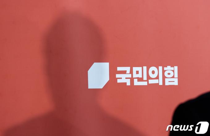 박정하 국민의힘 수석대변인이 14일 서울 여의도 국회에서 열린 비상대책위원회 회의 종료 후 취재진의 질문에 답변하고 있다. 이날 국민의힘은 이성호 전 국가인권위원장을 당무감사위원장에 선임했으며, 본격적인 당무감사에 돌입할 예정이다. 2022.11.14/뉴스1 ⓒ News1 조태형 기자