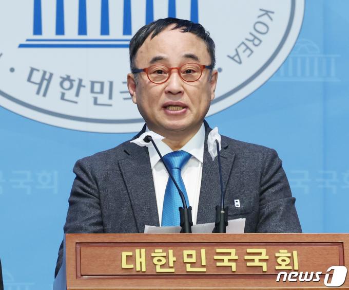 개그맨 서승만이 20일 서울 여의도 국회 소통관에서 제22대 총선 더불어민주당 비례대표 후보 도전 기자회견을 하고 있다.  2024.2.20/뉴스1 ⓒ News1 송원영 기자