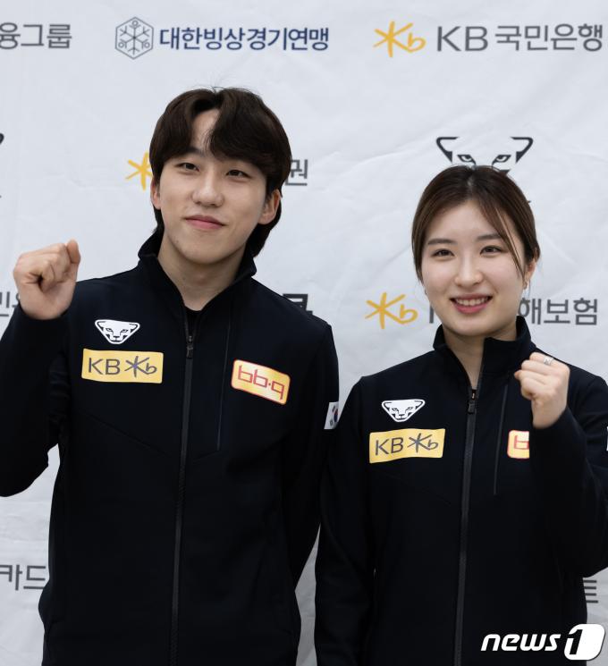 2023-2024 국제빙상경기연맹(ISU) 쇼트트랙 월드컵 6차 대회에서 남녀부 종합 우승을 차지해 ‘크리스털 글로브’를 수여 받은 박지원과 김길리가 20일 오후 인천국제공항 제2여객터미널을 통해 귀국한 후 포즈를 취하고 있다. 2024.2.20/뉴스1 ⓒ News1 이재명 기자