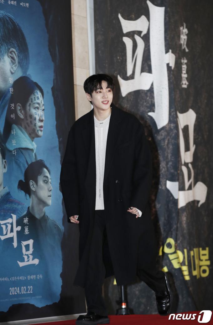[사진] DKZ 재찬, 영화관 밝히는 비주얼
