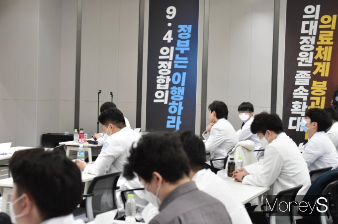 지난 20일 전공의들이 집단 사직과 함께 대한의사협회에 모여 향후 투쟁 방향을 논의하고 있다. /사진=임한별 기자