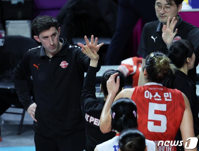 [사진] 조 트린지 감독 '아쉬운 23연패'