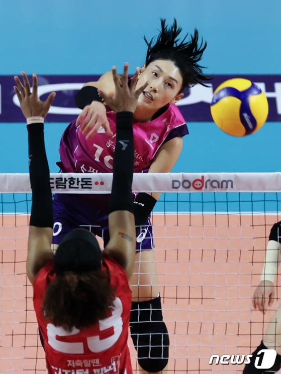 [사진] 김연경 '반대쪽으로'