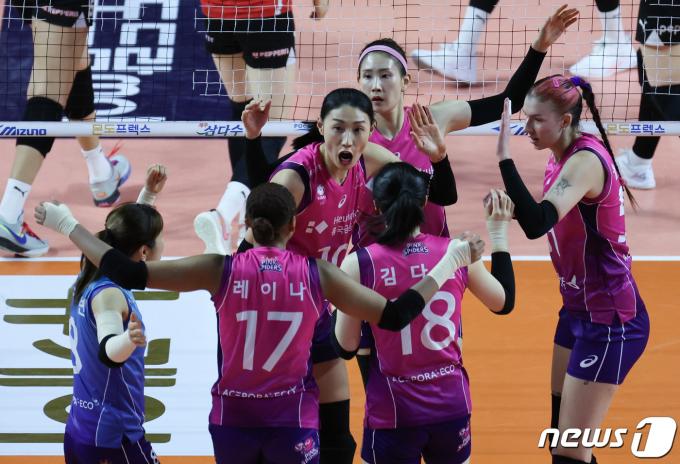 20일 오후 인천 삼산월드체육관에서 열린 여자프로배구 '2023-2024 도드람 V리그' 흥국생명과 페퍼저축은행의 경기에서 득점에 성공한 흥국생명 선수들이 기뻐하고 있다. 이날 경기는 흥국생명이 세트 스코어 3대1로 승리했다. 2024.2.20/뉴스1 ⓒ News1 이재명 기자