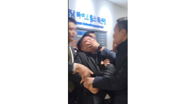임현택 소청과 회장이 지난 1일 윤석열 대통령이 주재한 필수의료 패키지 발표 현장에서 경호원들로부터 제압당하고 있다. /사진=독자 제공