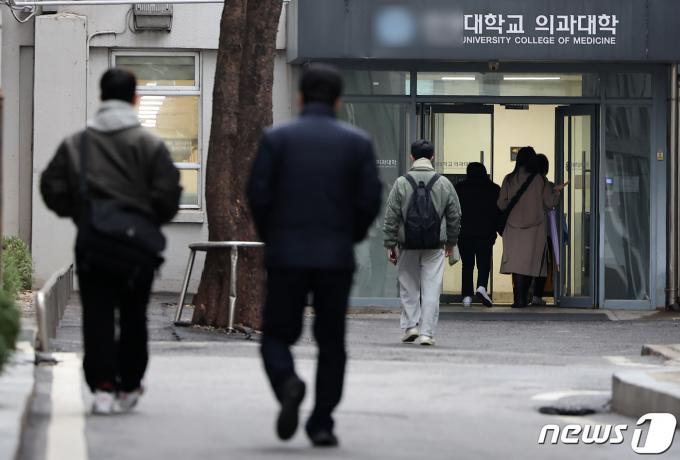 정부의 '의대 증원' 정책에 반발해 전국 의과대학 학생들이 동맹 휴학을 예고한 지난 20일 서울 시내 한 의과대학에서 학생들이 발걸음을 옮기고 있다. /뉴스1 ⓒ News1 김성진 기자