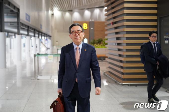 조태열 외교부 장관이 브라질 리우데자네이루에서 개최되는 G20 외교장관회의 참석을 위해 20일 인천국제공항을 통해 출국하고 있다. (외교부 제공) 2024.2.20/뉴스1