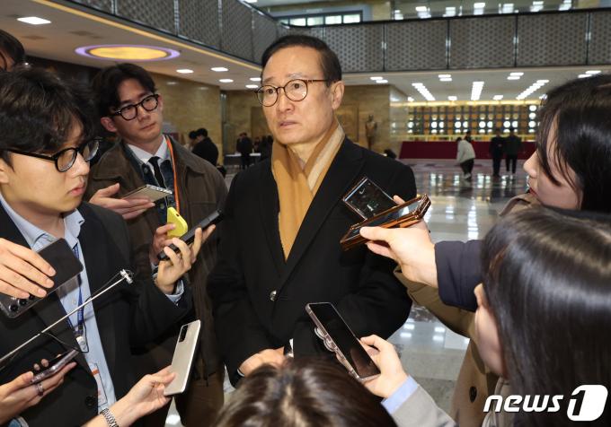 홍영표 더불어민주당 의원이 20일 서울 여의도 국회 로텐더홀에서 공천 여론조사 등과 관련 취재진의 질문을 받고 있다. 2024.2.20/뉴스1 ⓒ News1 송원영 기자