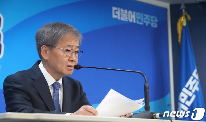 임혁백 더불어민주당 중앙당공직선거후보자추천관리위원장이 6일 오전 서울 여의도 민주당 중앙당사에서 기자회견을 갖고 4·10 총선 1차 심사 결과를 발표하고 있다. 2024.2.6/뉴스1 ⓒ News1 임세영 기자