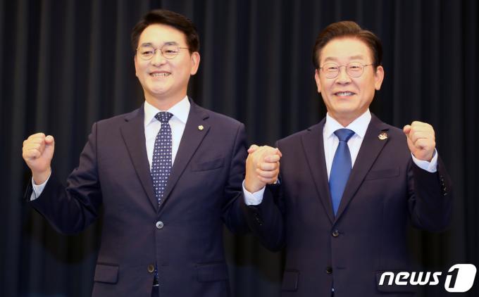 전당대회에 나선 박용진(왼쪽), 이재명 더불어민주당 당대표 후보가 2022년 8월 16일 전북 전주시 JTV전주방송에서 열린 토론회에 앞서 기념촬영을 하고 있다. ⓒ News1 유경석 기자
