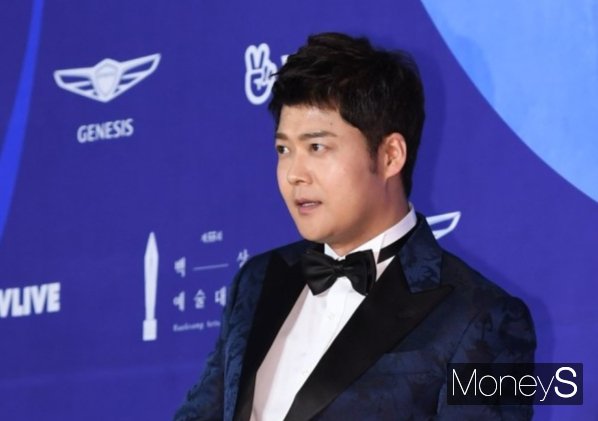 전현무가 자신만의 인맥 정리 방법을 전했다. 사진은 지난 2019년 서울 강남구 삼성동 코엑스에서 열린 '제55회 백상예술대상' 레드카펫 행사에 참석한 방송인 전현무. /사진=장동규 기자