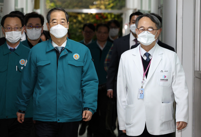 21일 한덕수 국무총리는 국립경찰병원을 방문해 공공의료 비상체계를 점검한다. 사진은 지난 19일 한 총리(왼쪽)가 의료현장 대응 점검을 위해 서울 중구 국립중앙의료원을 방문한 모습. /사진=뉴스1