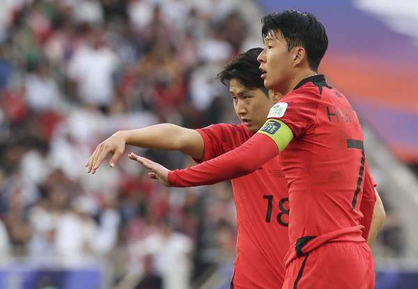 21일 손흥민이 이강인의 사과를 받고 화해와 위로의 글을 게시했다. 사진은 지난달 20일(현지시각) 카타르 도하 알투마마 스타디움에서 열린 2023 아시아축구연맹(AFC) 카타르 아시안컵 E조 조별예선 2차전 요르단전에서 프리킥을 준비하는 손흥민과 이강인. /사진=뉴시스