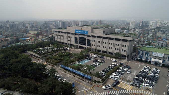 경기도가 안전컨트롤센터와 안전체험관, 트라우마센터, 소방사료관, 소방재난본부 등 6개 시설을 한 곳에 모은 소방안전복합청사 건립을 추진한다. 사진은 수원 팔달산 경기도의회 옛 청사. / 사진제공=경기도