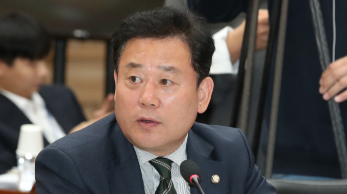대표적인 비명계 송갑석 더불어민주당 의원(광주 서구갑)이 현역의원 평가 하위 20%에 포함된 사실을 밝혔다. 사진은 지난 2023년 10월 송갑석 더불어민주당 의원이 국정감사에서 질의하는 모습. /사진=뉴스1