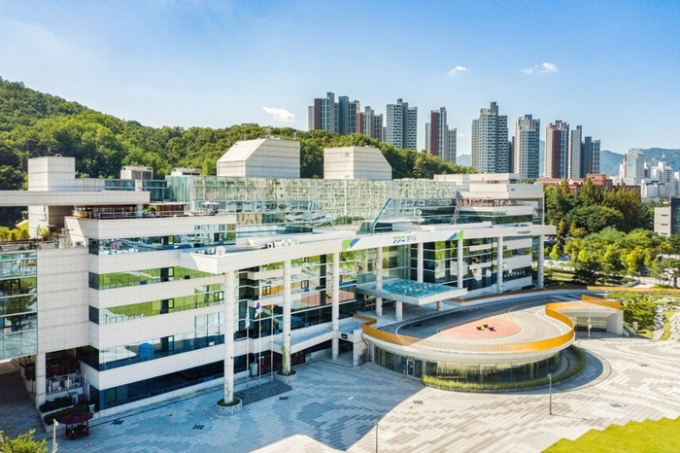 경기도는 지난 1월 18일 아프리카돼지열병 발생으로 내려진 파주, 양주, 연천 등 3개 시군 양돈농가 57호에 대한 이동 제한 방역 조치를 2월 21일 0시부로 모두 해제했다. 사진은 경기도청 북부청사 전경. / 사진제공=경기도