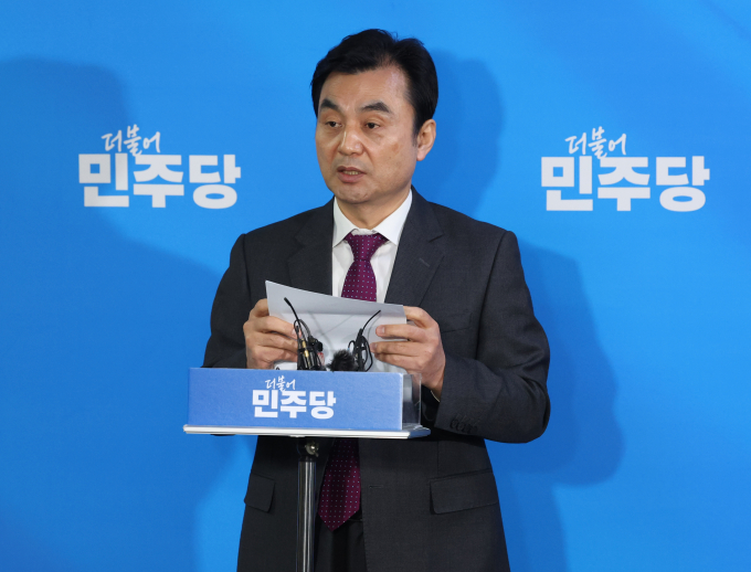 21일 안규백 더불어민주당 전략공천관리위원장이 서울 여의도 국회에서 제5차 전략공관위 회의결과 브리핑을 통해 경기 수원무·경기 용인을·대전 유성을 전략 공천 결과를 공개했다. /사진=뉴스1