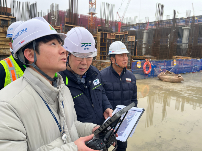 경기도 관계자들이 이천 지역 공동주택 건설현장에서 드론을 활용해 안전점검을 하고 있다. / 사진제공=경기도
