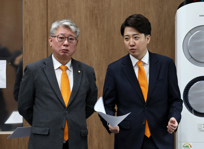 21일 조응천 개혁신당 최고위원이 이낙연 새로운미래 공동대표의 합당 철회 선언에 대해 "통합 결렬로 맥이 빠졌다"고 말했다. 사진은 개혁신당 이준석 공동대표(오른쪽)와 조 최고위원이 지난 19일 서울 여의도 국회 소통관에서 '전국민 출산휴가 급여제' 공약을 발표 기자회견을 앞두고 대화를 나누는 모습. /사진=뉴스1