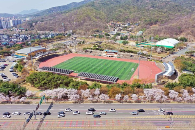 과천시가 민선8기 공약사항 중 하나로 추진하고 있는 '반려동물 놀이터 조성'을 위한 용역에 착수했다. 사진은 과천 관문체육공원 전경. / 사진제공=과천시