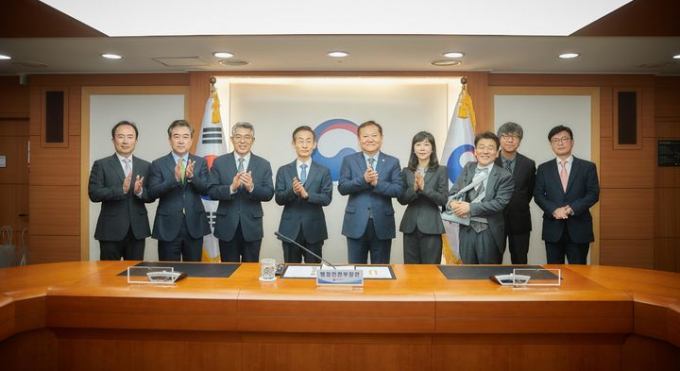 국가경찰위원회의 비상임위원의 구성이 완전히 바뀌었다. 사진은 20일 정부서울청사에서 이상민 행정안전부 장관으로부터 대통령 임명장을 수여받고 있는 신임 위원들. /사진= 뉴시스