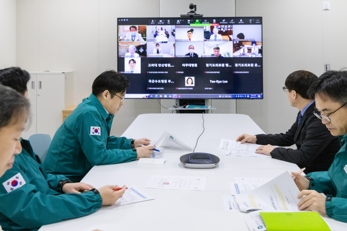 전공의들의 사직서 제출이 확산되며 의료공백이 우려되는 가운데 경기도가 비상진료대책 상황실을 비상진료대책본부(행정1부지사 본부장)로 격상 운영하며 선제 대응에 나섰다. 사진은 경기도 응급의료협의체 영상회의. / 사진제공=경기도