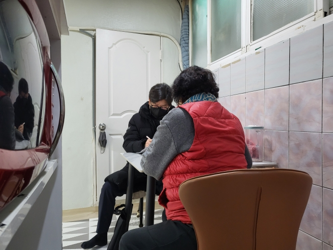 광명시 주거 취약계층 주거상향 지원사업 전담 인력이 방문 상담을 진행하고 있다. / 사진제공=경기도 