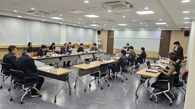  고양특례시(시장 이동환)가 유명무실하거나 행정현장과 맞지 않은 자치법규의 대대적인 정비를 통해 자치법규의 법적합성 및 실효성 향상에 박차를 가할 계획이다. 사진은 제228회 2024년 제2차 조례규칙심의회. / 사진제공=고양특례시 