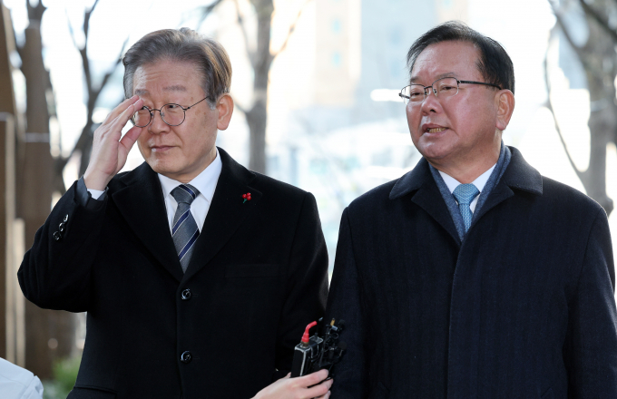 21일 더불어민주당 원로들이 회동을 통해 당내 공천 논란에 대해 유감을 표할 것을 보인다. 사진은 이재명 민주당 대표(왼쪽)와 김부겸 전 국무총리가 지난해 12월20일 서울 중구의 식당에서 비공개 회동 전 취재진과 인터뷰를 하는 모습. /사진=뉴스1