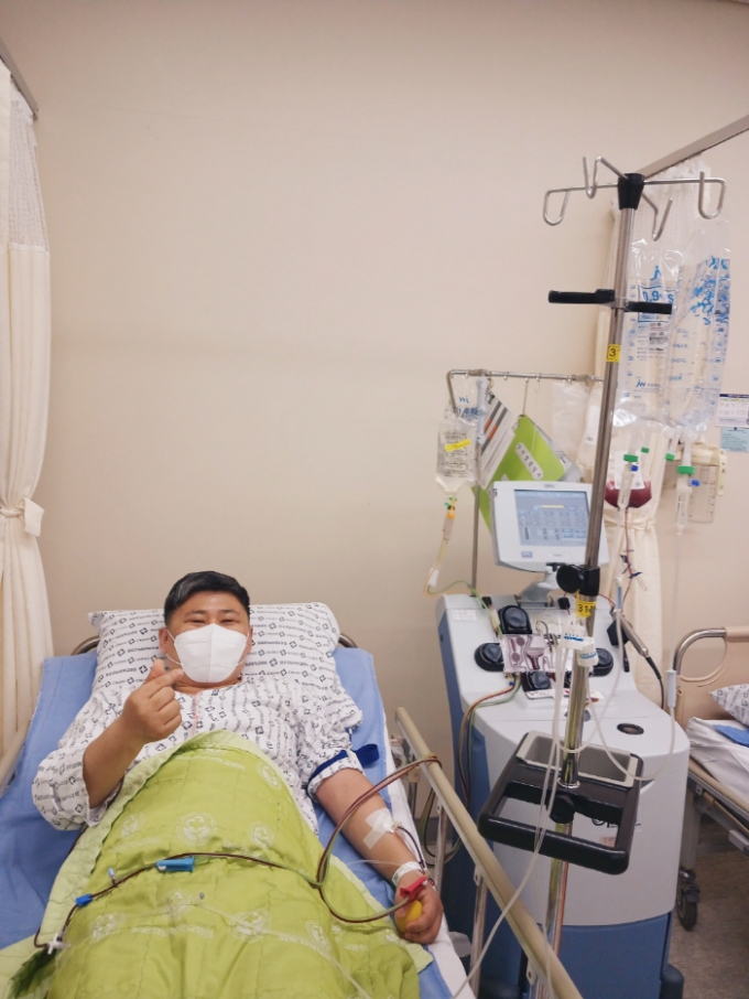 김영학 광주광역시체육회 무등팀 주임이 골수섬유증을 진단받은 위중한 환자에게 조혈모세포를 기증하기 위해 지난 19일  화순전남대병원에 입원해 체혈을 하고 있다./사진=광주시체육회