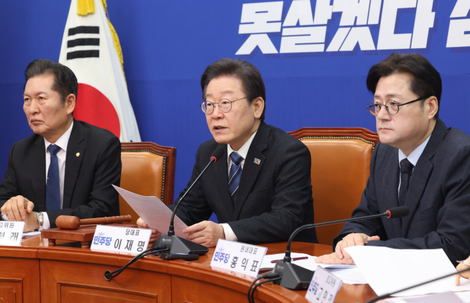 이재명 더불어민주당 대표가 정부의 의대 정원 확대와 관련해 "순차적이고 점진적으로 증원시켜야 한다"고 말했다. 사진은 이 대표가 21일 서울 여의도 국회에서 열린 최고위원회의에서 발언을 하고 있는 모습. /사진=뉴스1