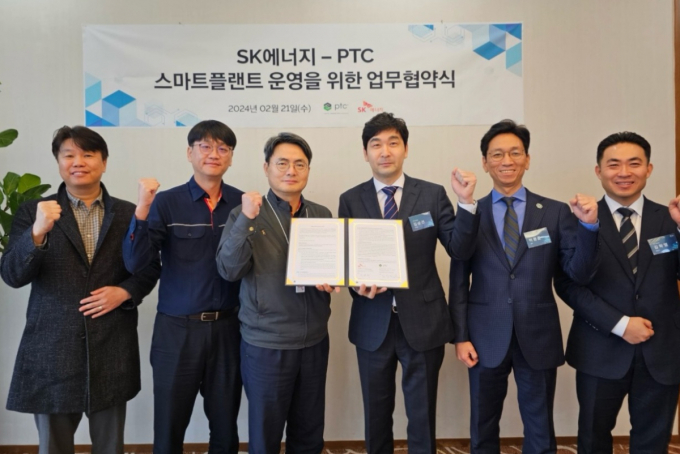 SK에너지와 PTC코리아가 스마트 플랜트 구축 관련 업무협약(MOU)을 체결했다. 사진은 MOU를 체결한 서관희 SK에너지 기술·설비본부장(왼쪽 세 번째)과 김상건 PTC코리아 지사장(왼쪽 네 번쨰) 등 양사 관계자. /사진=SK에너지 제공