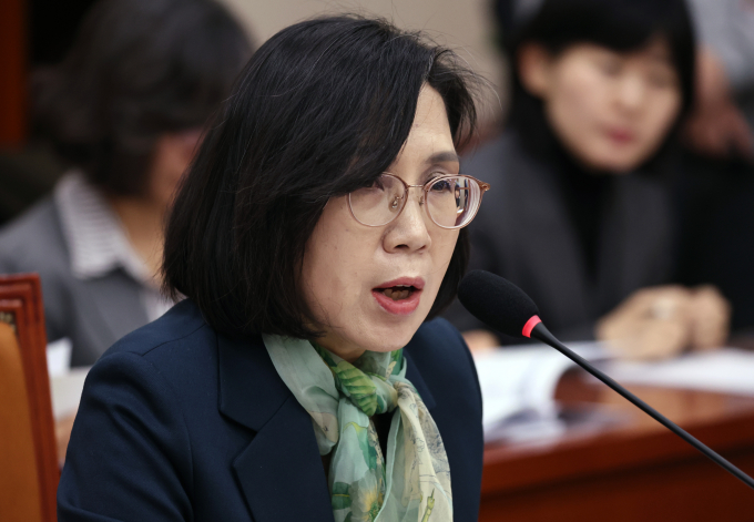 김현숙 여성가족부 장관의 사표가 수리됐다.사진은 21일 오전 서울 여의도 국회에서 열린 여성가족위원회 전체회의에 참석해 질의에 답변하는 김 장관. /사진=뉴스1