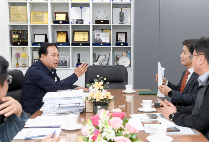  이권재 오산시장(왼쪽 두번째)이 지난해 5월 김동구 한강유역환경청장(오른쪽 두번째)과 홍수피해 예방 등에 대해 이야기를 나누고 있다. / 사진제공=오산시