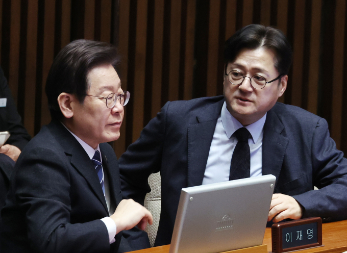 21일 최혜영 더불어민주당 원내대변인이 홍익표 민주당 원내대표가 당내 공천 논란에 대해 "지도부로서 책임을 느낀다"고 말했음을 밝혔다. 사진은 민주당 이재명 대표(왼쪽)와 홍 원내대표가 21일 서울 여의도 국회 본회의에서 대화를 나누는 모습. /사진=뉴스1