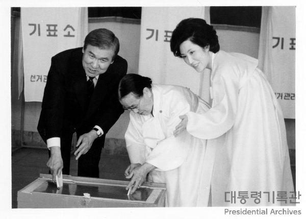 지난 1988년 2월25일 대한민국에 제9차 개정 헌법이 시행됐다. 사진은 개헌 후 직선제로 대통령에 당선된 노태우 전 대통령이 지난 1988년 13대 국회의원 선거에서 투표하는 모습. / 사진=뉴스1 (대통령기록관)